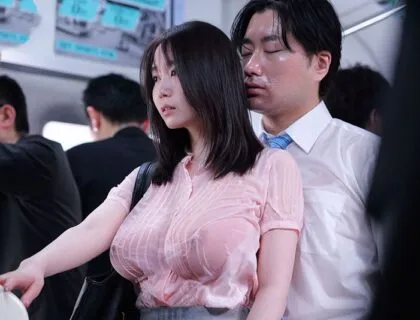 Cô nàng văn phòng ngực bự trên chuyến tàu đông đúc